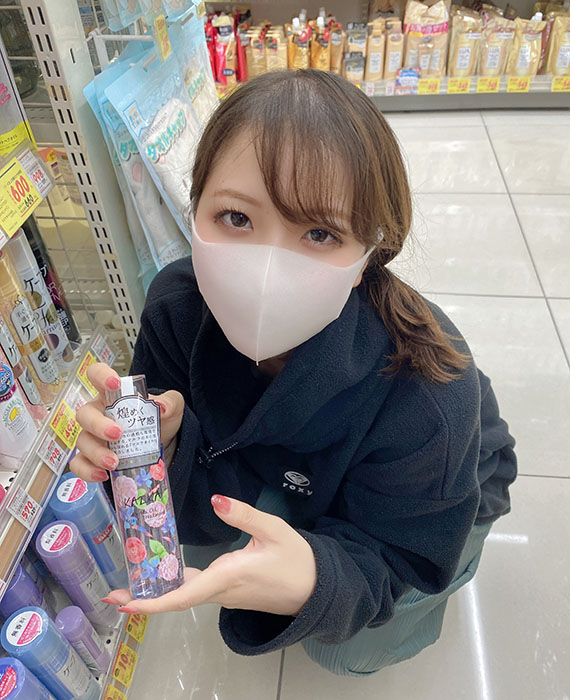 她是饮食店的看板女,用相机羞辱那些对追求自己的男人毫不掩饰的身材姣好的巨乳女郎。