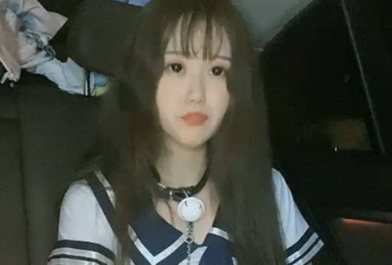 制服小萝莉户外露出的。!