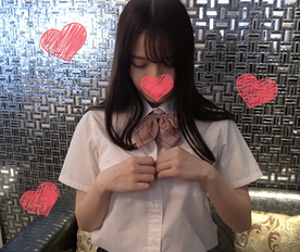 她看起来很像野坂的秋元真奈!我们终于成功地拍到了这种令人发指的水平,堪称是八卦偶像的水平!万松,19岁。