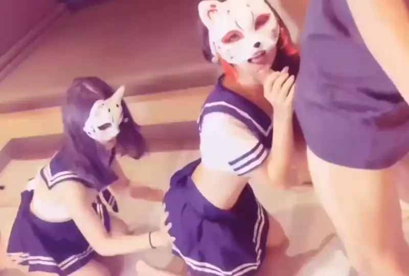 三只小狐狸排队等操逼的。!