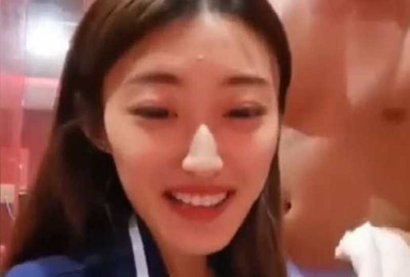 骨感气质美女直播主为感谢粉丝,特别穿着制服的。!