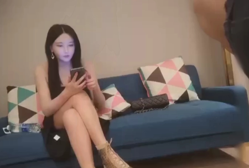 黑裙长腿妹子上位骑乘的。!