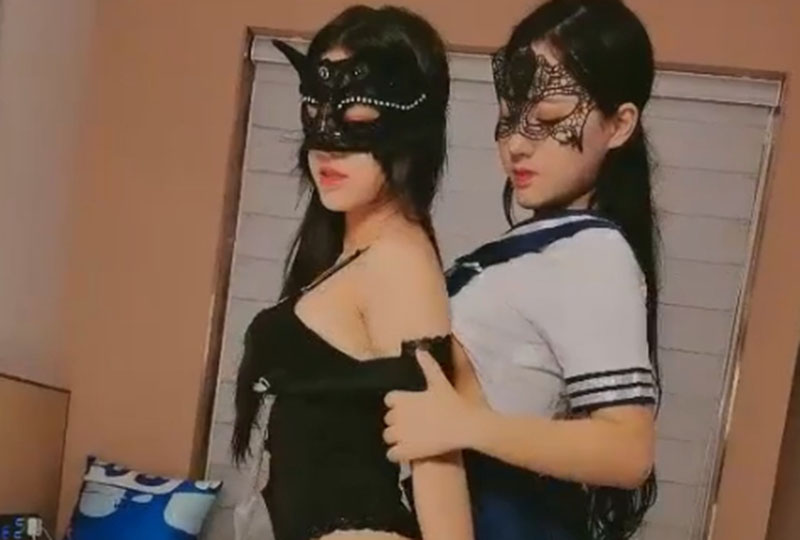 双女情趣装互舔轮流口交乳交非常诱人的。!