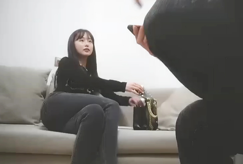鸭哥侦探约了个长相甜美性感黑衣妹子啪啪,穿上高跟鞋张开双腿猛操高潮多次喷水