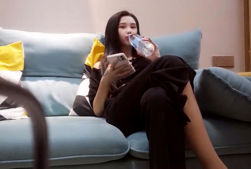 大爷叫妹子出来边做爱边直播的。!