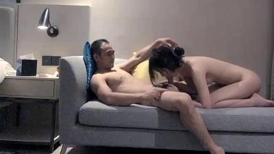 中年大叔约到年轻肤白嫩妹,温柔配合