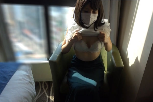 【夹拍】被路人看到,对因害怕暴露身体而颤抖的已婚妻子从容不迫地连续中出