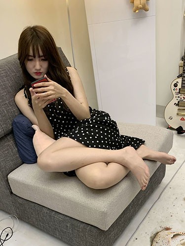 难得一见的清纯又骚气的反差婊,各种场合调教她,玩各种轻度SM 美腿丝袜足交等11