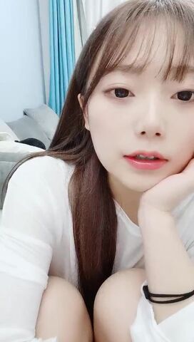 初恋般的感觉,超清纯完美身材女神,浴室湿身诱惑,半脱下内裤打湿屁股,坐在马桶上跳蛋震肥穴1