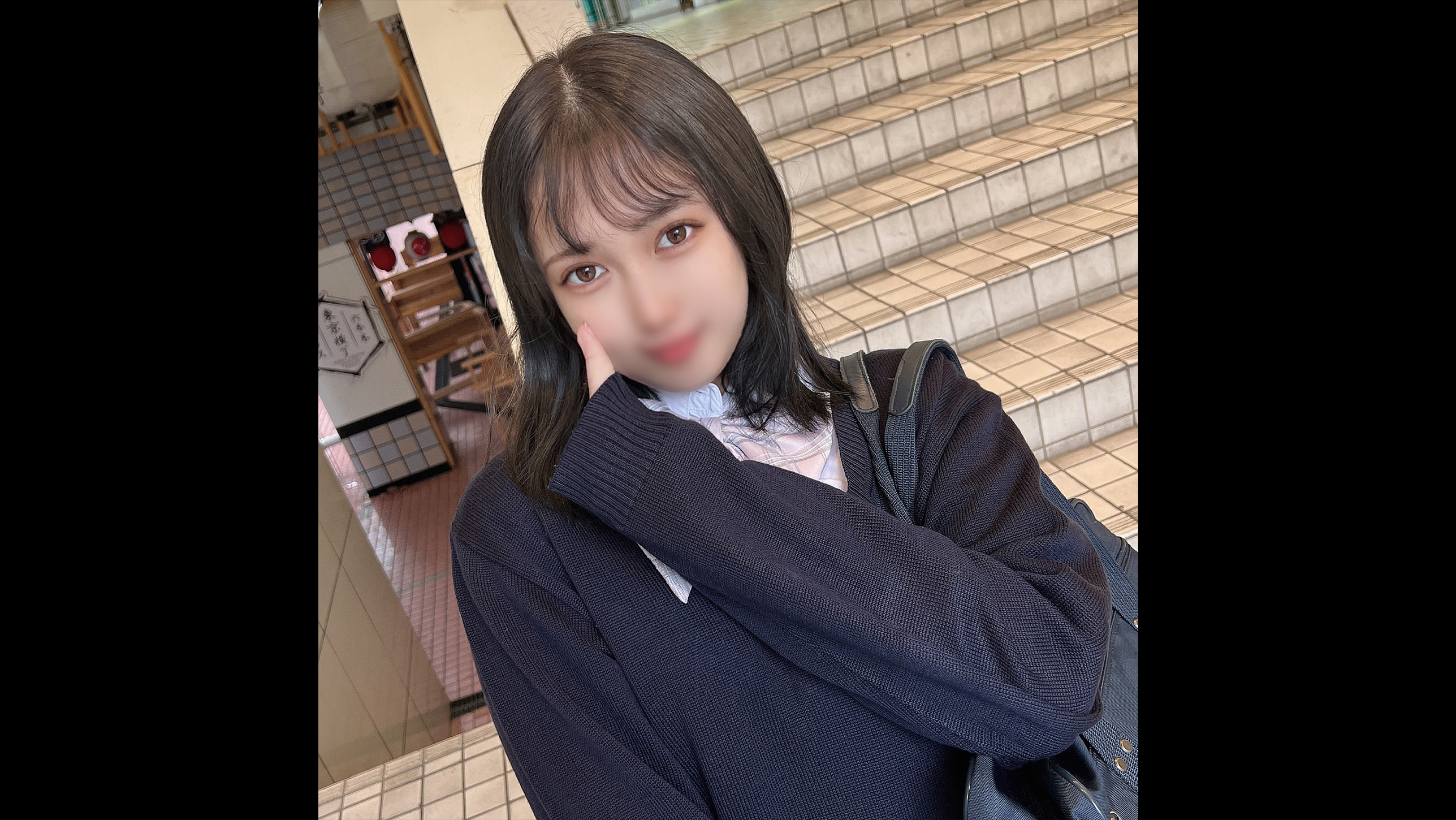 初次摄影·露脸!!对完全看见我的企图的行动持有不信任感的女学生···密室带入未处理刚毛的发展中的女〇生2年级中出!!