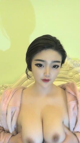 短发高颜值气质丰满妹子自摸扣逼诱惑,揉搓大奶近距离特写手指插入扣弄,快速摩擦非常诱人