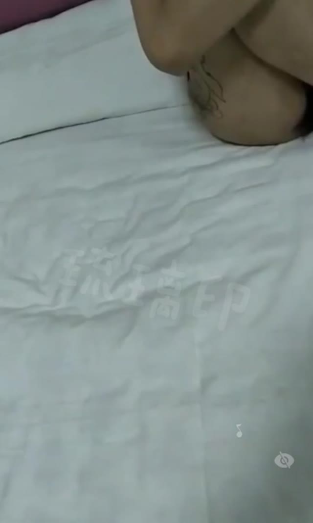 【电击女骗子】沈阳“电棍门”!社会男手机被女骗子卖了300,电棍报复!对话精彩搞笑高能!!mp4