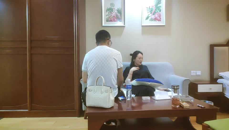 网上认识个性感少妇,洗完澡穿上红色睡衣69口交骑乘猛操,呻吟娇喘非常诱人