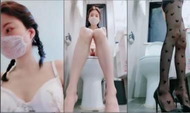 九头身【170cm顶级美腿女神】第一骚女卫生间自慰,振动棒猛操高潮多次狂喷,美臀骑坐,假屌深插骚逼.