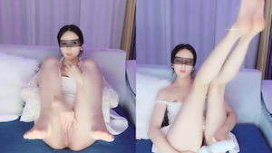 超级御姐!无敌甜美大长腿,把美腿伸直了自慰