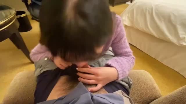 可爱女友跪在我面前吹,还自己做上来摇~当大王的感觉真爽!