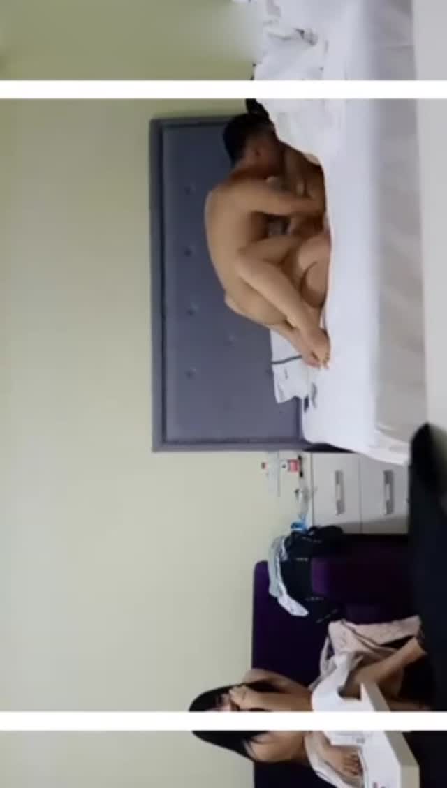 老哥约了两个妹子双飞TP啪啪口交抽插,搞完一个再换另一猛操