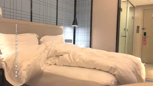 可爱的小美女在酒店和网友私会,刚开始害羞腼腆,干得爽了就放得开了~