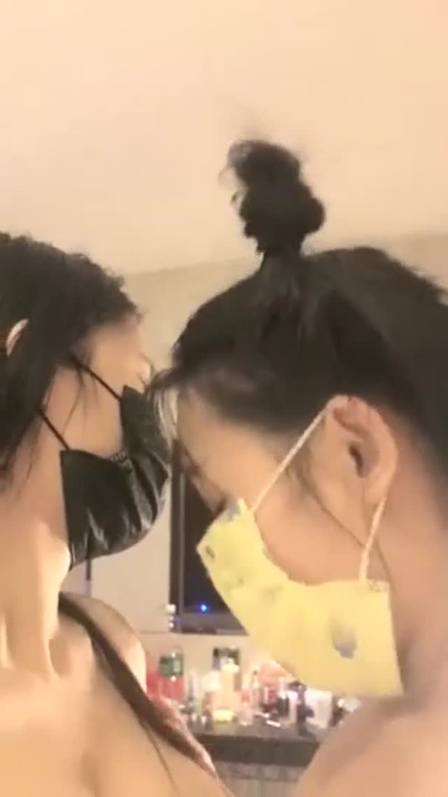 深夜双女互舔啪啪大秀,69口交叠罗汉洗澡上位骑乘