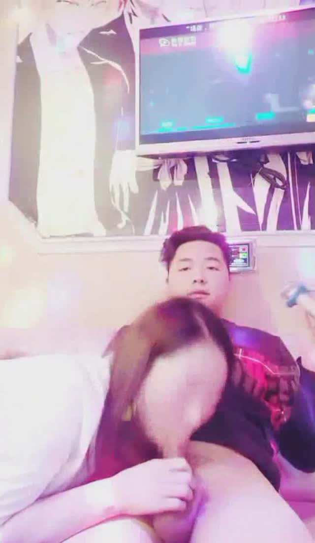 社会小胖去KTV一边唱歌往坐台小姐胸罩里塞1000就放在腿上啪啪,虽然歌唱得不咋地但这样的人生美滋滋!
