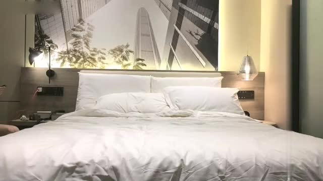小宝寻花约了个白色T恤苗条身材妹子,舌吻调情沙发上骑坐自己动床上猛操