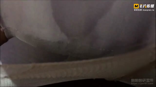 小护士玩脚交!小哥哥把她的丝袜给撕破直接后入干她!