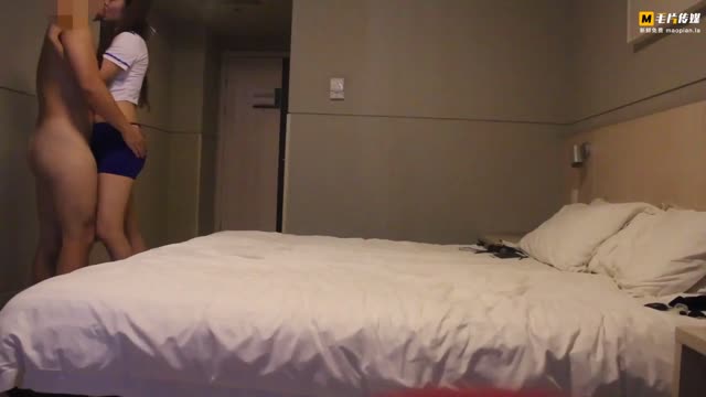 同校学姐主动约炮!见了面随便找了一间旅馆操到学姐双腿颤抖!