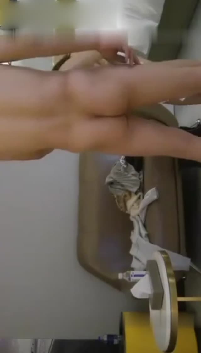 约了个颜值不错长腿妹子,沙发调情扣逼口交大力猛操