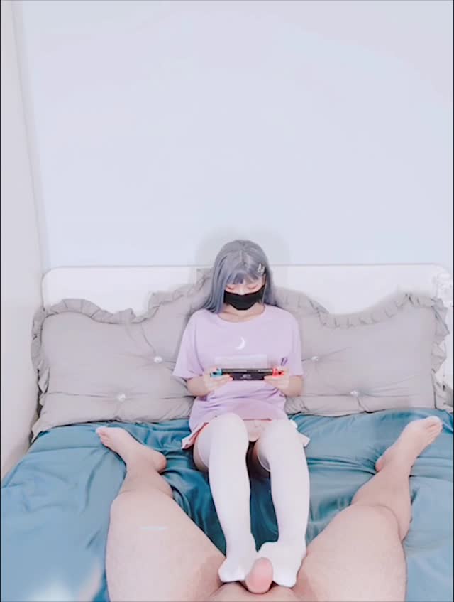 重金购得逼逼超粉嫩的抖音萌妹子(白袜袜格罗丫)裸舞与粉丝乳交足交无套啪啪