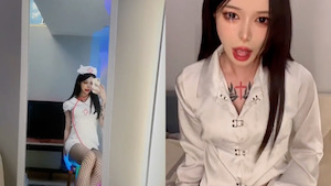 护士妹妹Ts酱酱:吃哦,舔干净知不知道。妈妈要来啦,快用嘴接住妈妈的精液。射给你好不好,射到眼睛里了,卧槽!