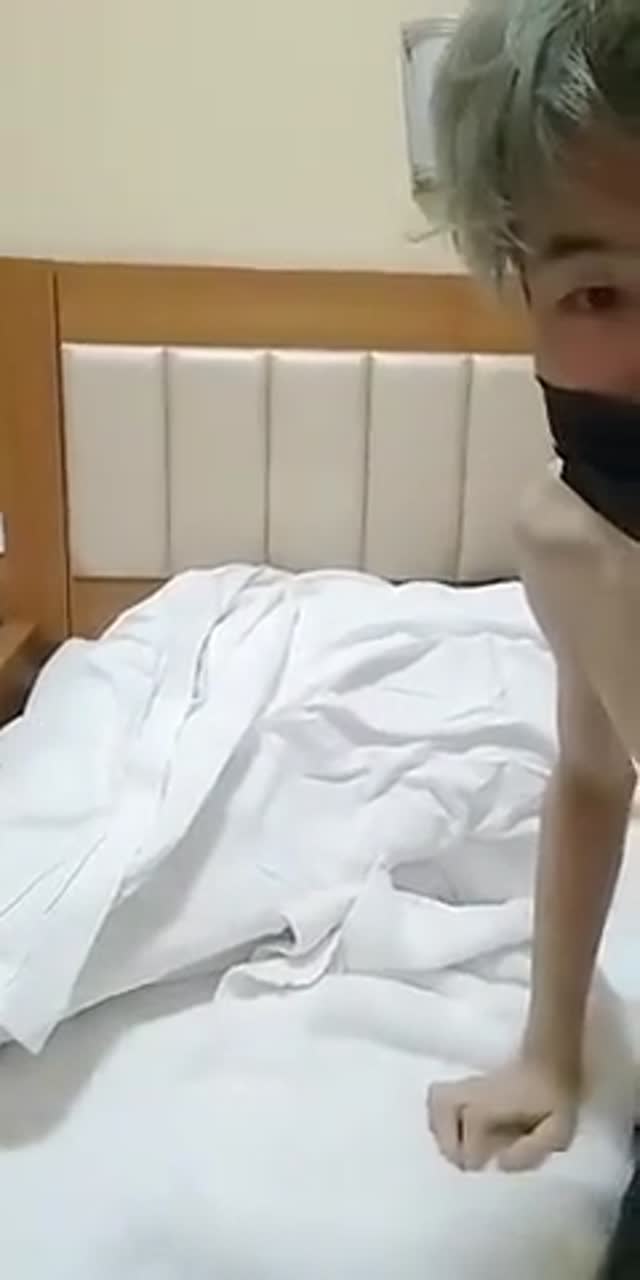 【丝袜】连体黑丝情趣骚浪女露脸自慰勾引哥哥干她,口交大鸡巴被爆操屁眼,干骚逼叫声骚浪,干到求饶